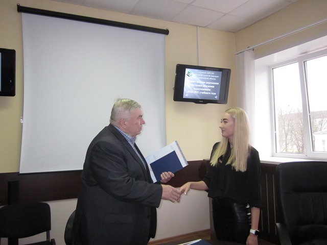 Вручение дипломов выпускникам Института