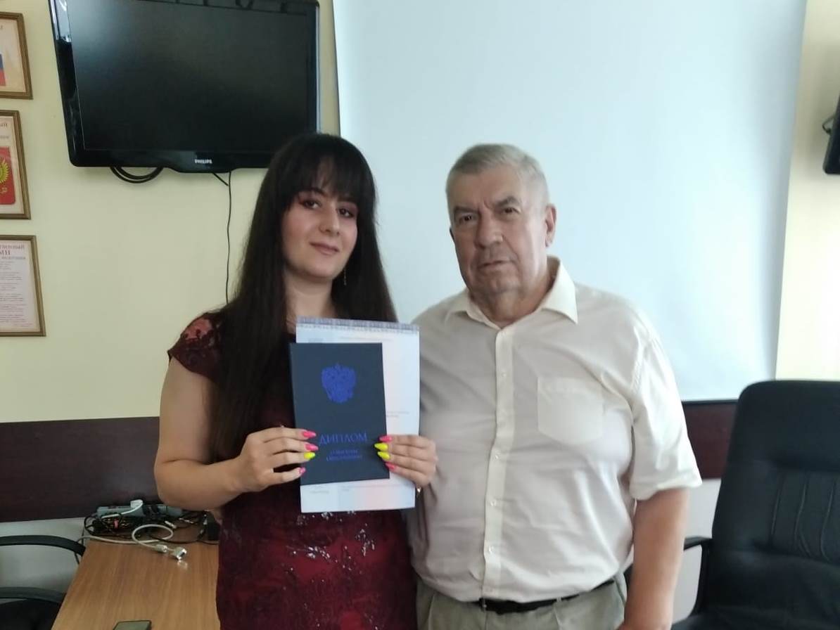 Вручение дипломов выпускникам Института