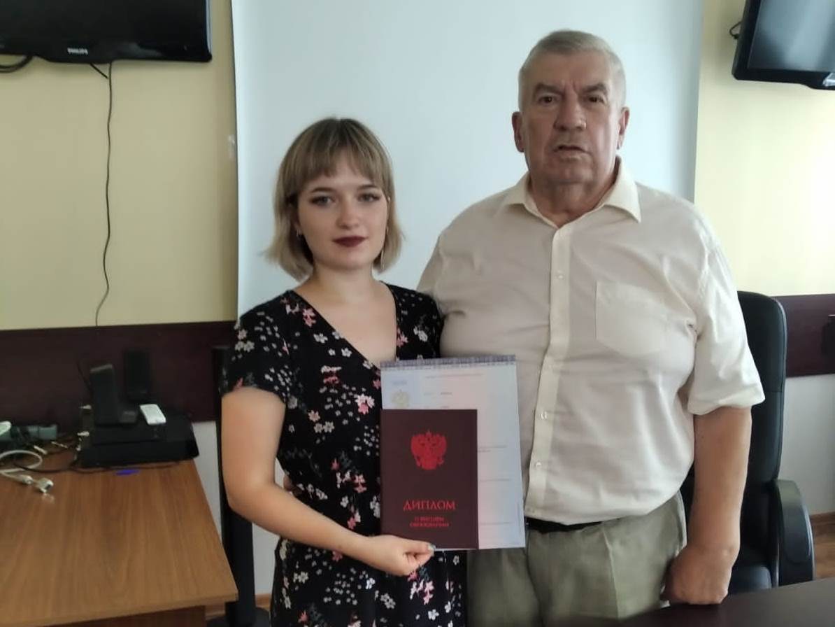 Вручение дипломов выпускникам Института