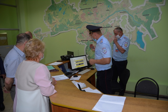 В Смоленске общественники посетили управление ГИБДД