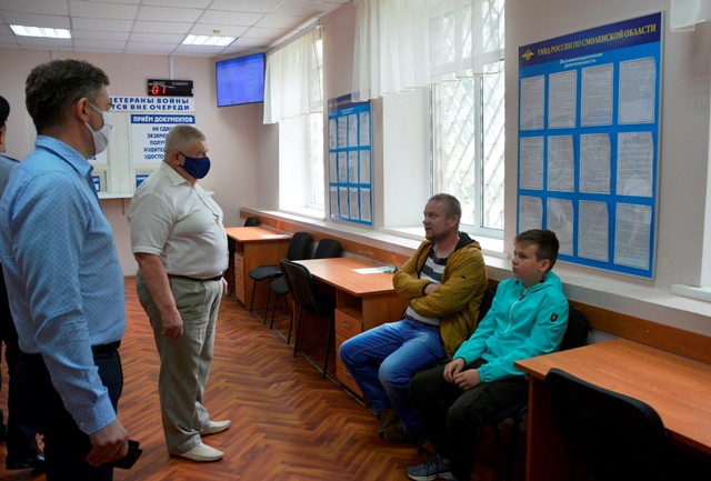 В Сафоново Смоленской области общественники проверили деятельность полиции по оказанию госуслуг по линии ГИБДД