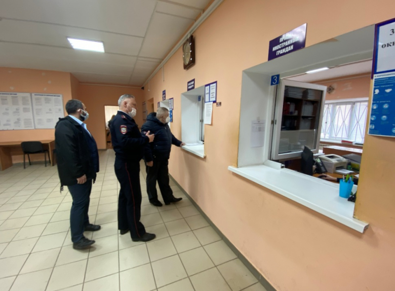 В Починке Смоленской области общественники проверили подразделения по вопросам миграции и Госавтоинспекции