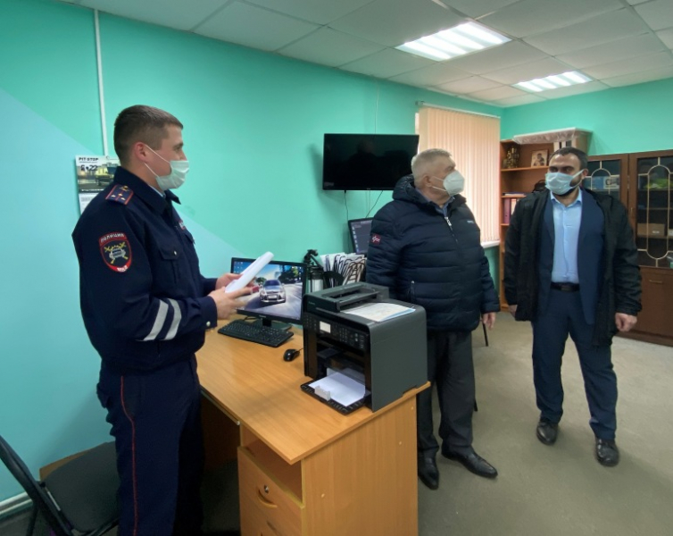 В Починке Смоленской области общественники проверили подразделения по вопросам миграции и Госавтоинспекции