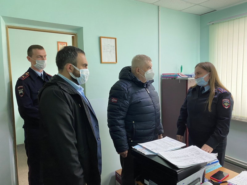 В Починке Смоленской области общественники проверили подразделения по вопросам миграции и Госавтоинспекции