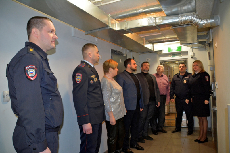В Смоленске представители Общественного совета при региональном УМВД проверил спецприемник для содержания лиц, подвергнутых административному аресту