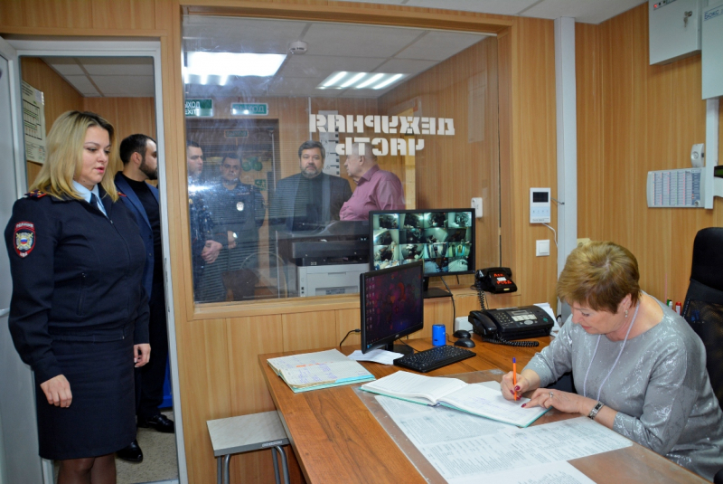 В Смоленске представители Общественного совета при региональном УМВД проверил спецприемник для содержания лиц, подвергнутых административному аресту