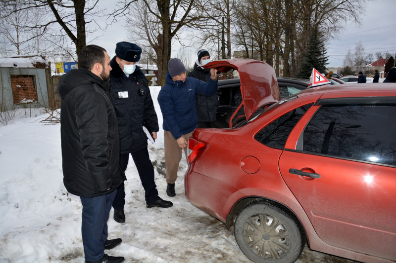 В Смоленске Общественный совет проверил деятельность по оказанию госуслуг отделением МОРЭР Госавтоинспекции