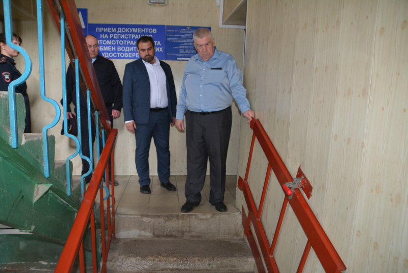 Представители Общественного совета оценили качество предоставления государственных услуг по линии Госавтоинспекции в Вязьме Смоленской области