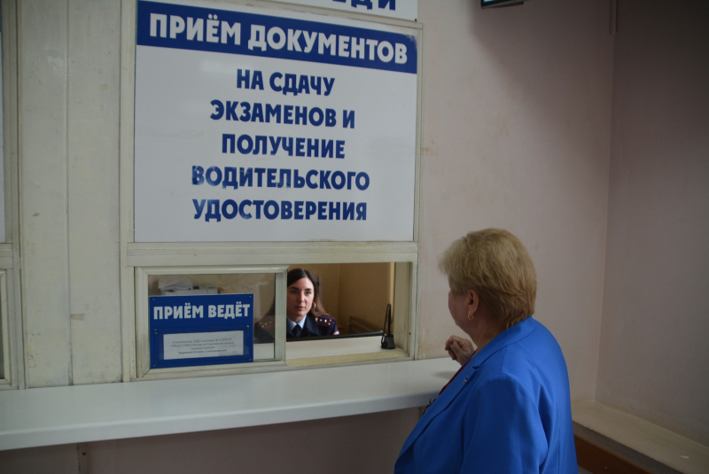 В Сафоново Смоленской области общественники проверили качество предоставления госуслуг по линии Госавтоинспекции