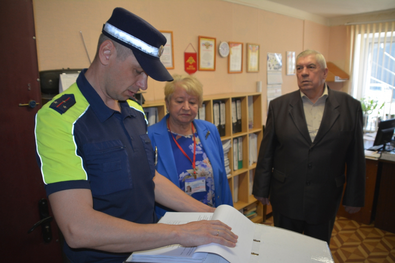 В Смоленской области общественники проверили несение службы сотрудниками Госавтоинспекции